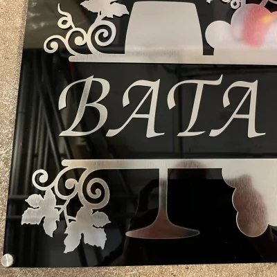 Firmenschild aus Glas